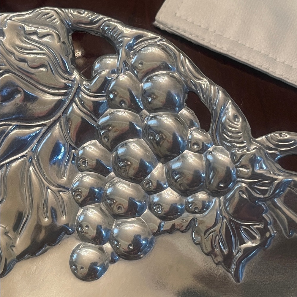 Arthur Court GRAPE HEART SHAPED COUPÉ SERVING TRAY WITH GRAPEVINE MOTIF 9.5”X 10 - Picture 10 of 11